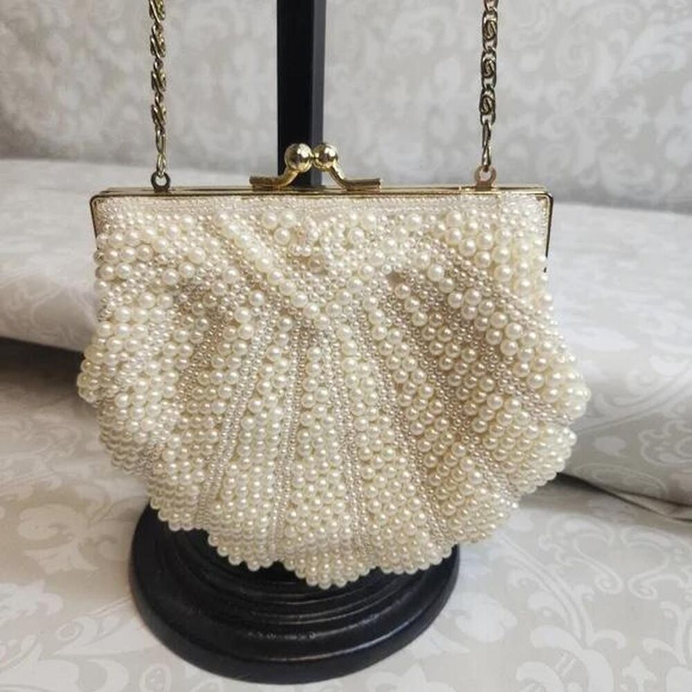 La Regale Vintage Pearl Clamshell Purse gold chain like new satin interior